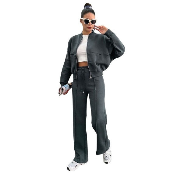 Dunkelgrauer Lounge-Anzug mit Reißverschluss-Bomberjacke und weiten Hosen. IsabellBoutique030.
