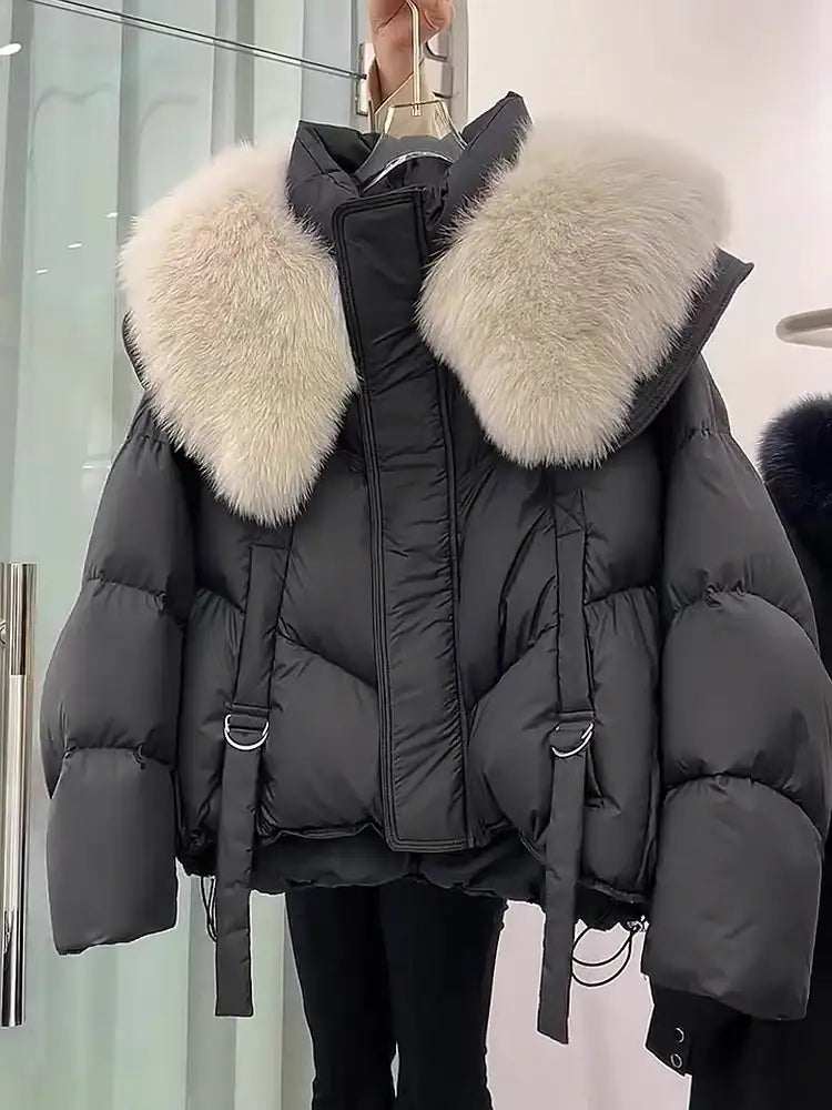 Schwarze Daunenjacke mit breitem Kragen aus cremefarbenem Kunstpelz und D-Ring-Gürtel. IsabellBoutique030