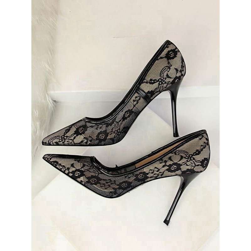 Schwarze spitze Pumps mit hohem Absatz und spitzer Zehenpartie für Damen, elegante Abendmode. IsabellBoutique030.