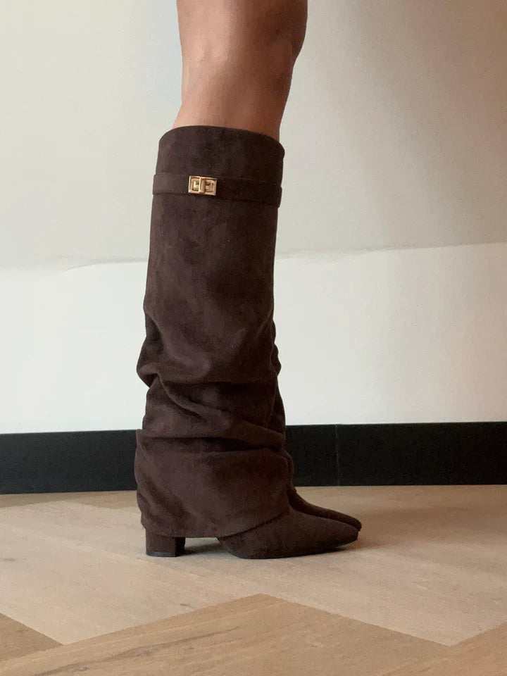 Dunkelbraune, geraffte Wildleder-Stiefel mit Absatz und goldener Schnalle, knielang, IsabellBoutique030