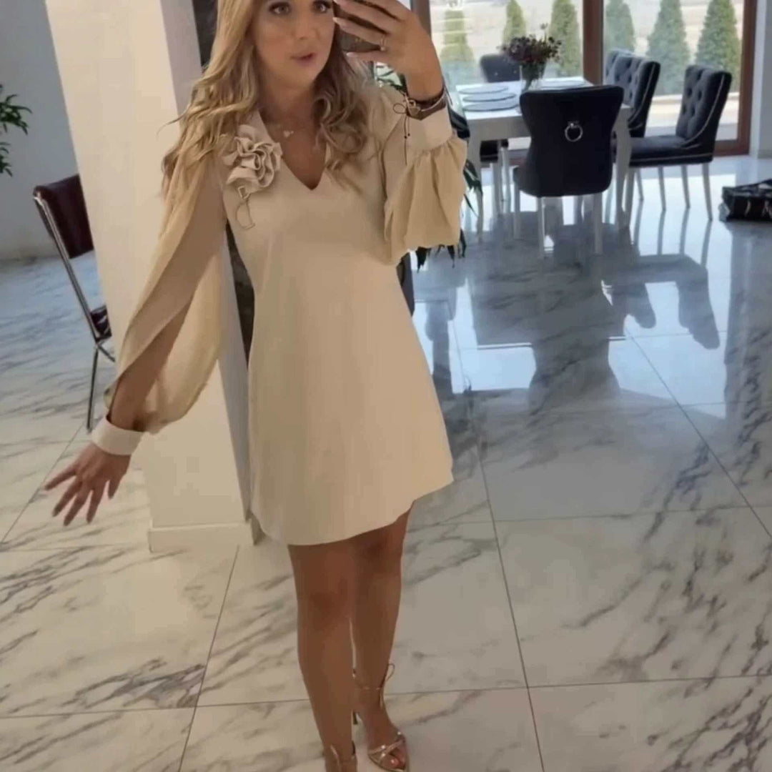 Cremefarbenes Kleid mit V-Ausschnitt, Volantärmeln und Blütenapplikation, IsabellBoutique030