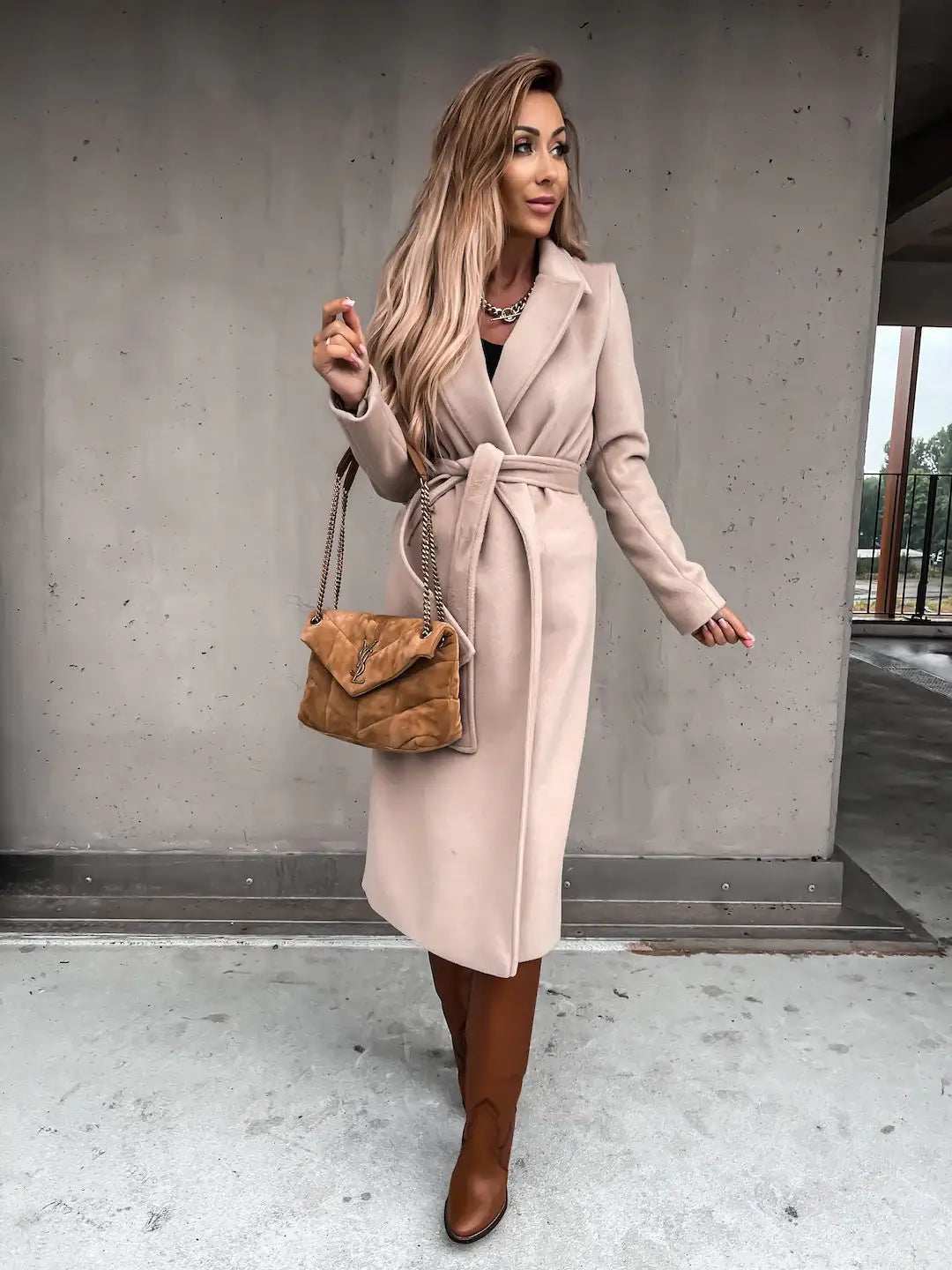 Eleganter Damen Wollmantel mit V-Ausschnitt und Schnürdetail in verschiedenen Farben und Größen