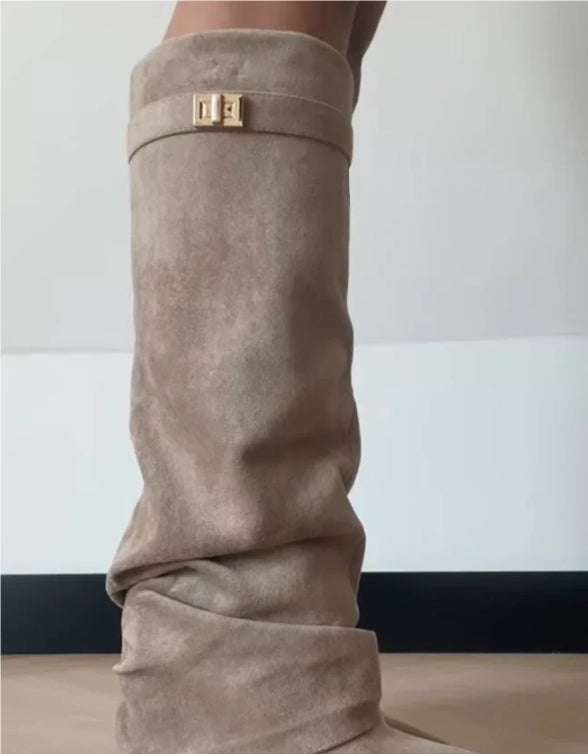 Taupe Wildleder-Stiefel mit goldener Schnalle und Schaft-Detail, slouchy Damen-Stiefel IsabellBoutique030