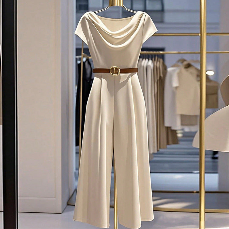 Beiger Jumpsuit mit Drap-Ausschnitt, kurzen Ärmeln und braunem Gürtel. Weit geschnittene Hosenbeine. IsabellBoutique030