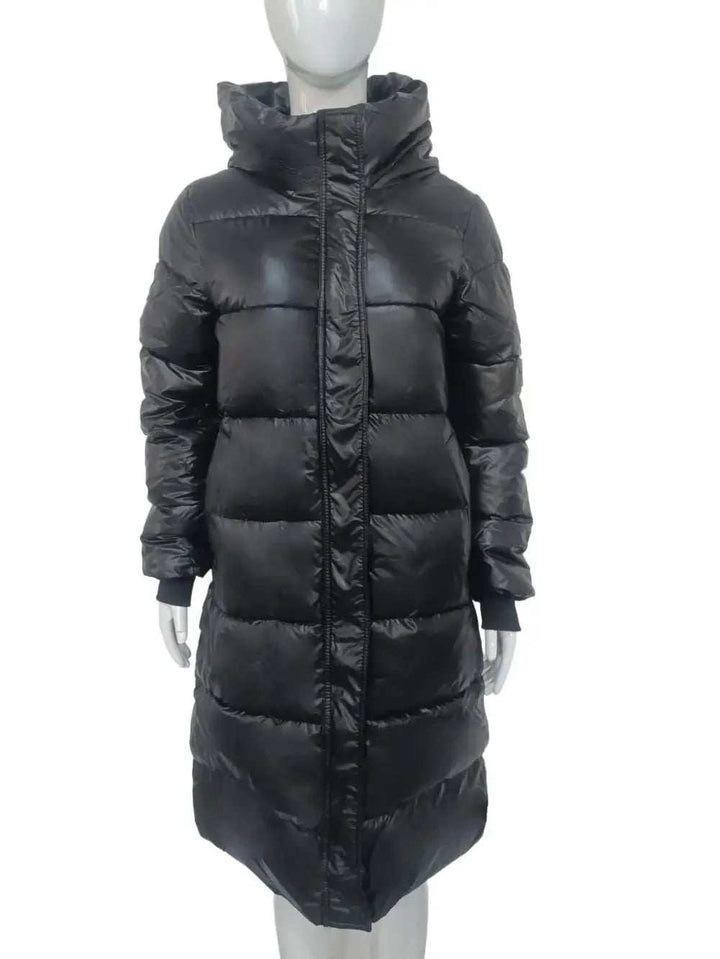 Schwarzer langer Steppmantel mit hohem Kragen für Damen, glänzende Optik, Wintermode IsabellBoutique030