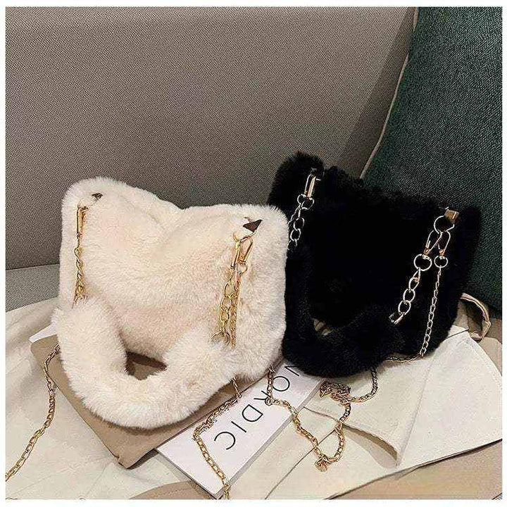 Kuschelige Mini-Tasche in Herzform mit Kette aus weichem Plüsch, urbaner Stil, schwarz