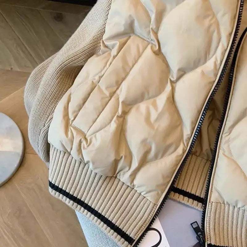 retro-inspirierte gestrickte Damen-Steppjacke im amerikanischen Stil in Braun und Weiß