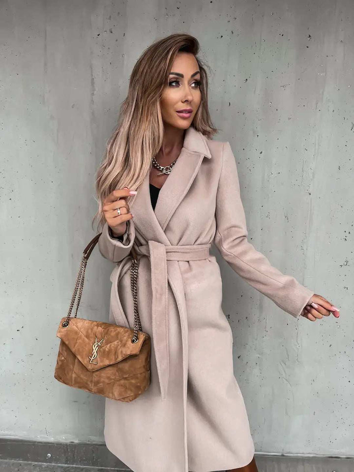 Eleganter Damen Wollmantel mit V-Ausschnitt und Schnürdetail in verschiedenen Farben und Größen
