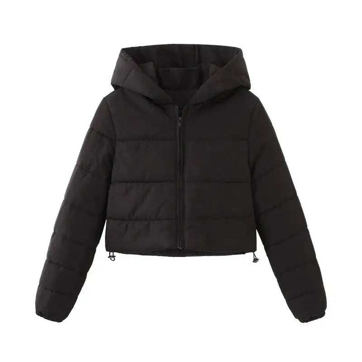Schwarze, kurze, gesteppte Daunenjacke mit Kapuze, Reißverschluss und Kordelzug am Saum. IsabellBoutique030