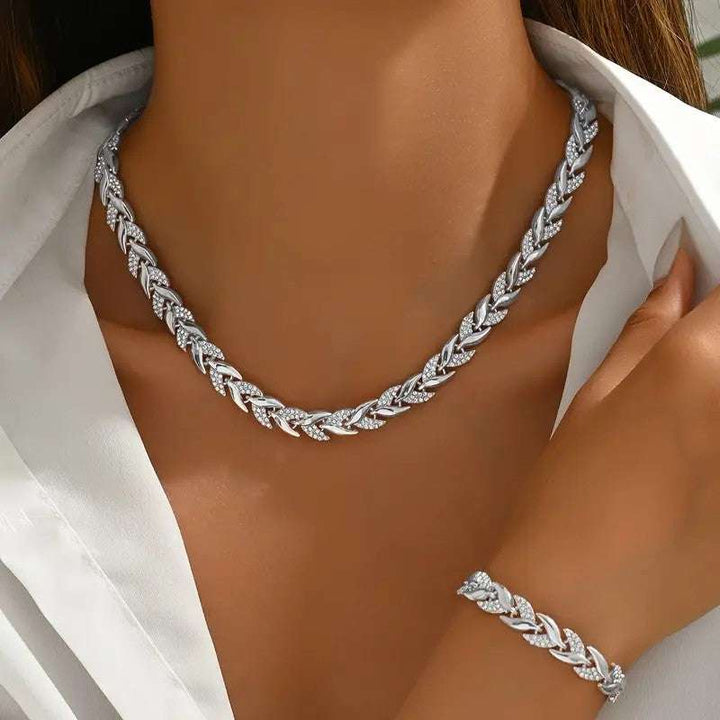 Silberne Kette mit Blätter-Design und funkelnden Steinen. Dazu passendes Armband. IsabellBoutique030