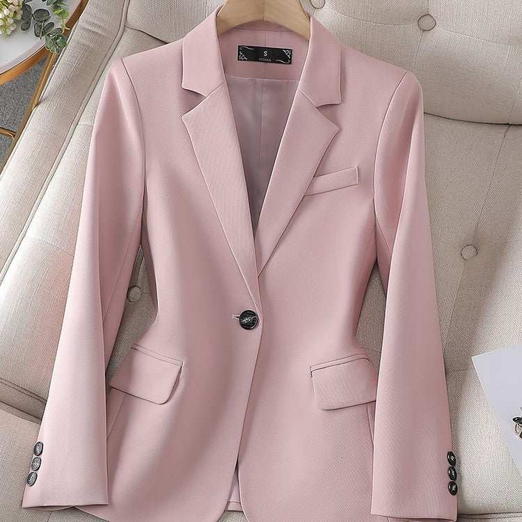 Eleganter rosafarbener Damen-Blazer im klassischen Schnitt, ein Knopfverschluss, schmale Revers, aufgesetzte Taschen. IsabellBoutique030