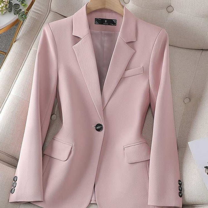 Eleganter rosafarbener Damen-Blazer im klassischen Schnitt, ein Knopfverschluss, schmale Revers, aufgesetzte Taschen. IsabellBoutique030