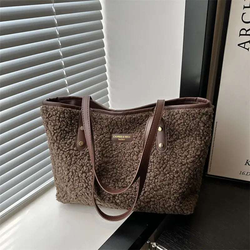 Modische flauschige Damen-Schultertasche aus weichem Material in verschiedenen Farben für kühle Jahreszeiten