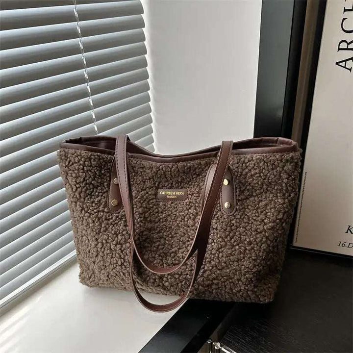 Modische flauschige Damen-Schultertasche aus weichem Material in verschiedenen Farben für kühle Jahreszeiten