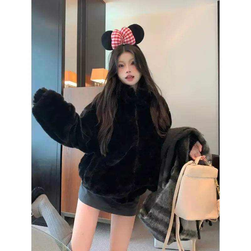 Schwarze Kunstpelzjacke mit Kragen, dazu Minirock und Maus-Haarreif. IsabellBoutique030