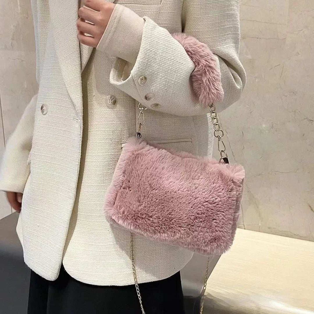 Kuschelige Mini-Tasche Herzform aus weichem Plüsch mit Kette und Einzelriemen in urbanem Stil