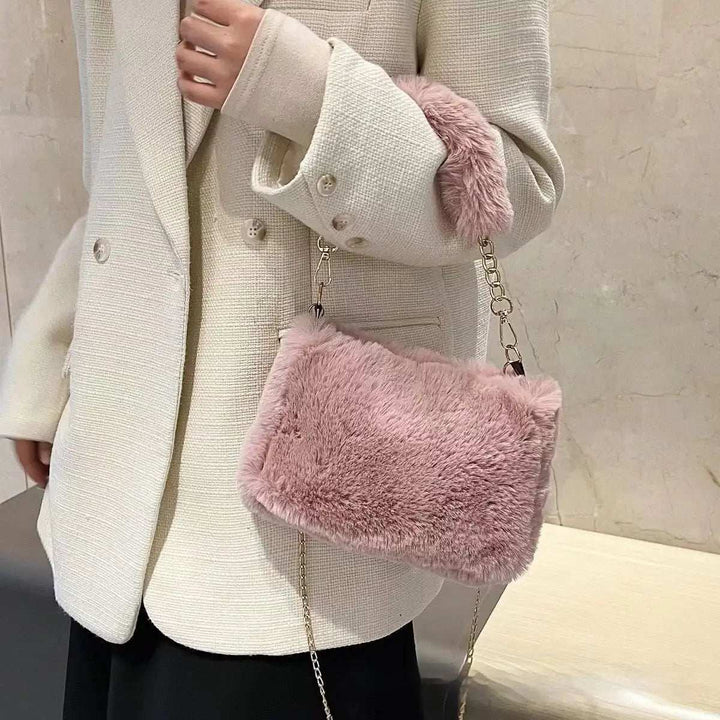 Kuschelige Mini-Tasche Herzform aus weichem Plüsch mit Kette und Einzelriemen in urbanem Stil