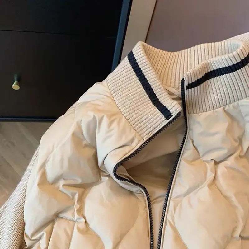 Retro-inspirierte gestrickte Damen-Steppjacke im amerikanischen Stil in Braun und Weiß