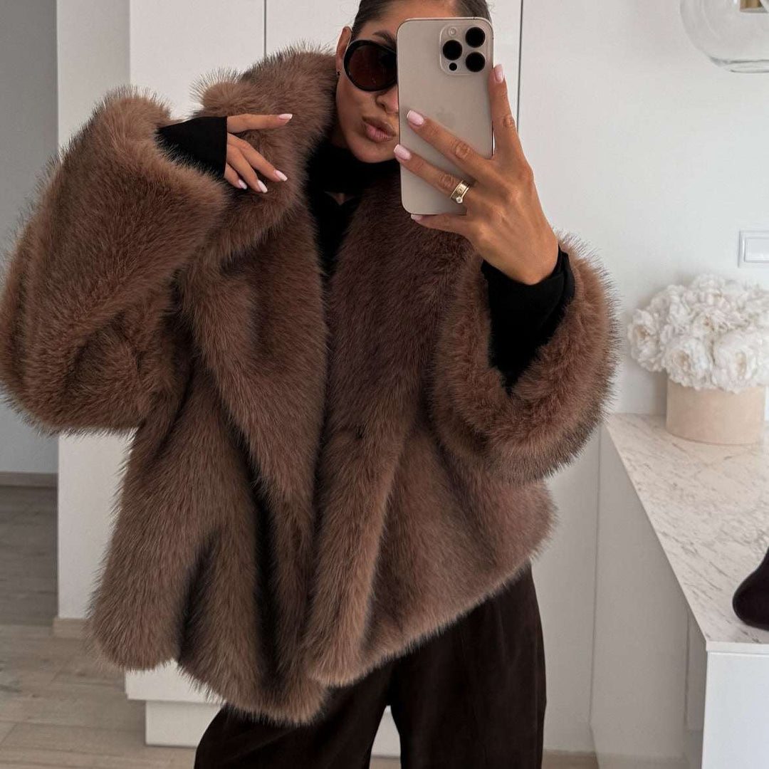 Brauner Pelzmantel mit weitem Kragen, Selfie einer Frau mit Sonnenbrille, IsabellBoutique030