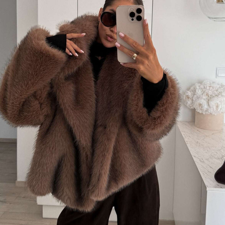 Brauner Pelzmantel mit weitem Kragen, Selfie einer Frau mit Sonnenbrille, IsabellBoutique030