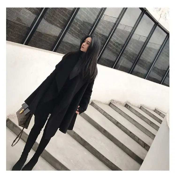 Schwarzer Wollmantel mittellang asymmetrisch locker geschnitten im Cape-Stil elegant und vielseitig für Business und Alltag