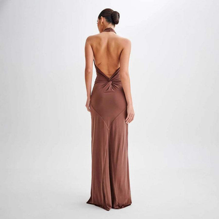Braunes Maxikleid mit tiefem Rückenausschnitt und Neckholder-Trägern, gedrehter Stoff am Rücken, taillierter Schnitt, IsabellBoutique030