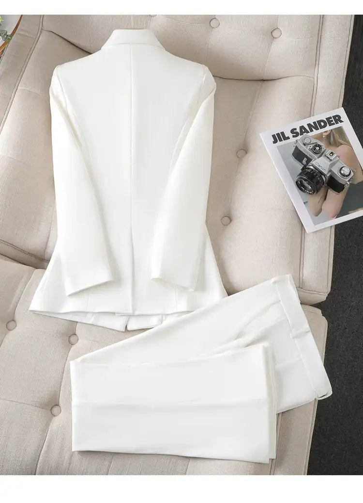 Eleganter Damen-Businessanzug mit Blazer und Schlaghose für professionelle Büro-Looks