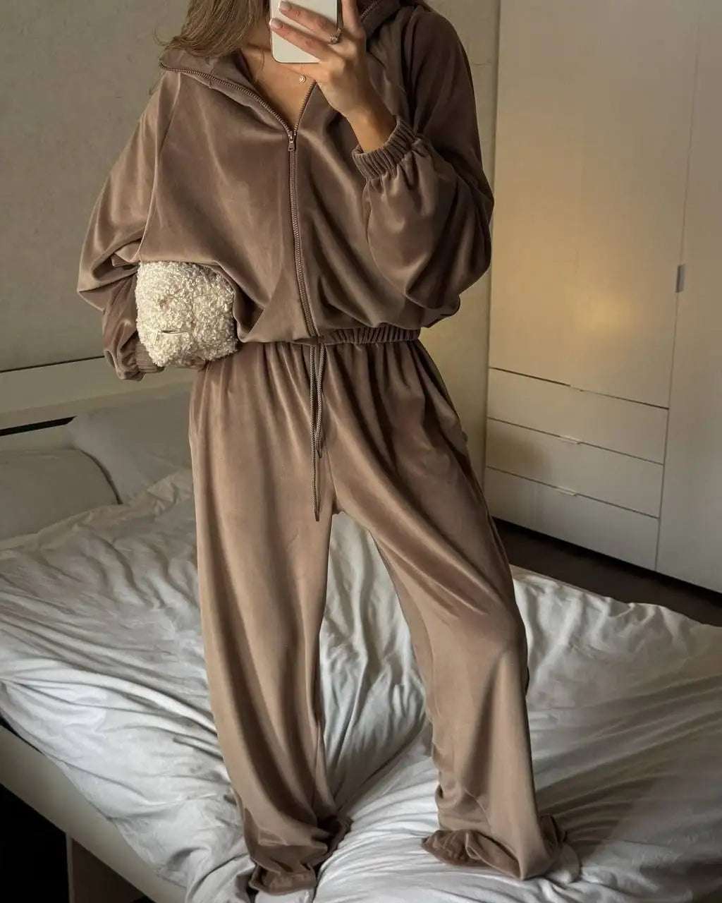 Modernes Damen-Set mit Zip-Jacke und Jogginghose in Khaki, sportlich und bequem